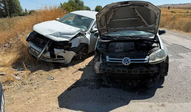 Kütahya'da iki otomobil çarpıştı: 2 kişi hastanelik!