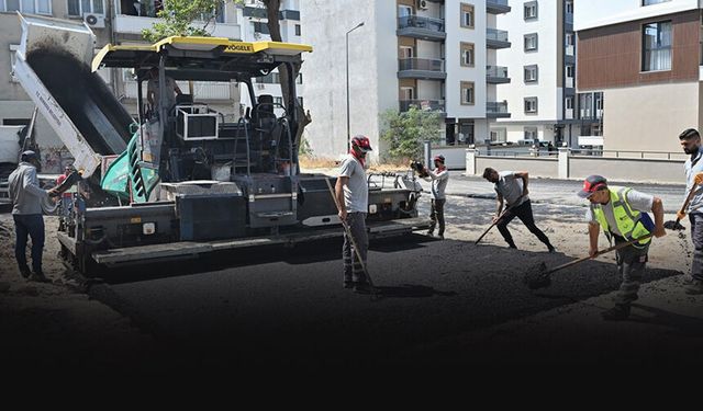 Başkan Eşki iş makinesinin başına geçti: Bornova’nın sokakları yenileniyor