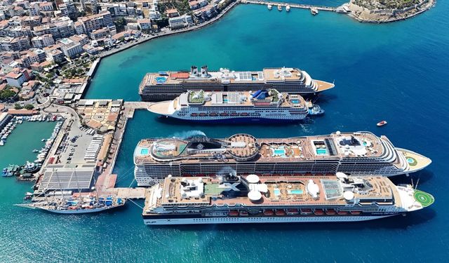 Kuşadası'na 2 kruvaziyerle 8 bin 200 turist geldi!