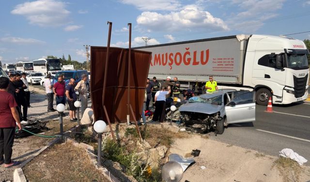 Menfeze çarpan otomobil devrildi: 2 kişi öldü!