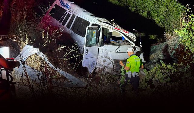 Minibüs bariyerlere çarpıp tarlaya devrildi: 1 ölü, 2 yaralı