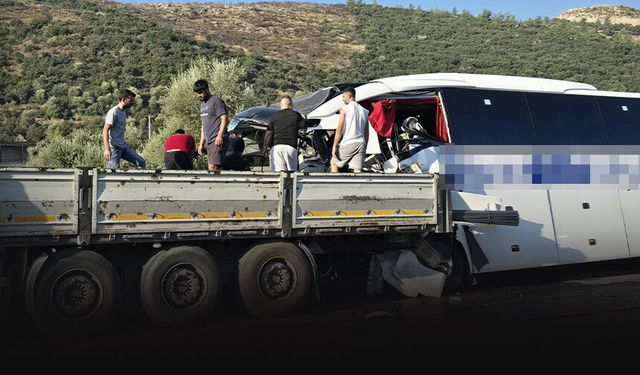 Tur otobüsü önündeki TIR'a ok gibi saplandı: 2 ölü, 8 yaralı