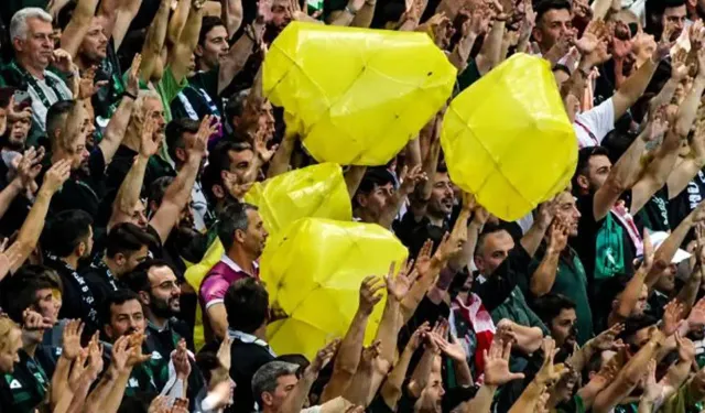 Tribünde 'Sarı torba' sallayanlar hakkında karar