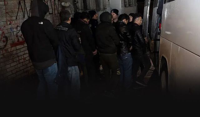 İzmir'de 10'u çocuk 22 düzensiz göçmen yakalandı