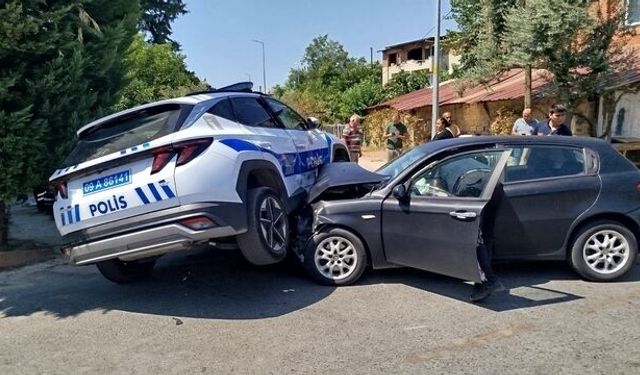 Nazilli'de polis aracı ile otomobil çarpıştı: 2 kişi hastanelik!