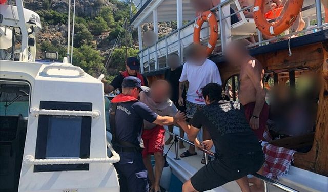 Marmaris açıklarında gezi teknesinde rahatsızlanan kişi tahliye edildi