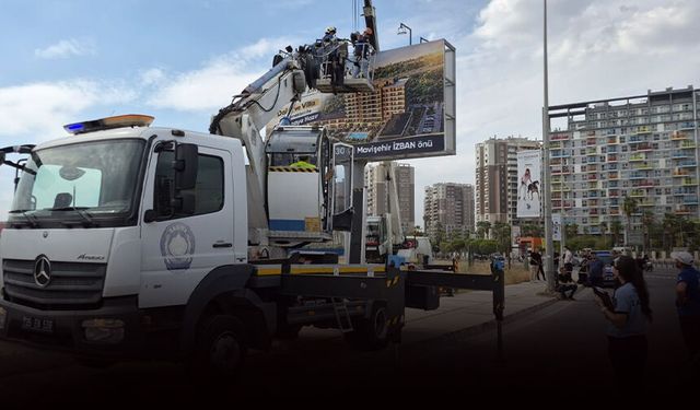 Büyükşehir’den Karşıyaka Belediyesi’ne sert billboard yanıtı: Yetki Büyükşehir'de kaçak reklam panoları söküldü!