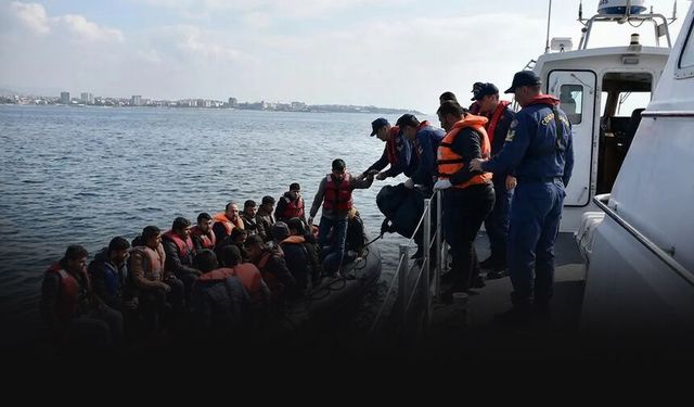İzmir açıklarında 56 düzensiz göçmen yakalandı
