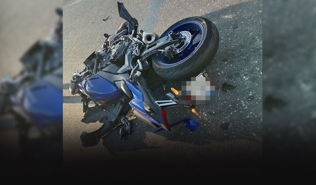 Motosiklet minibüse çarptı: Sürücü kurtarılamadı