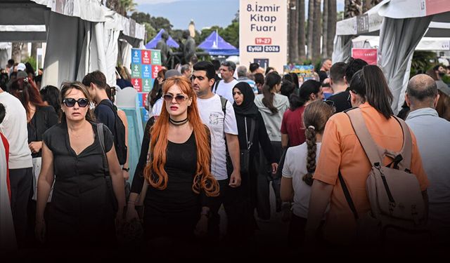 Okurlar yazarlarıyla buluşmak için sıraya girdi: İZKİTAP’ta imza izdihamı!