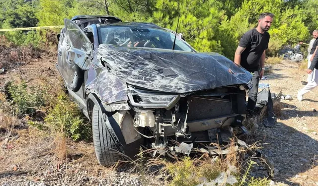 Otomobil bariyer ve elektrik direğine çarptı: Feci kazada 1 ölü, 3 yaralı!