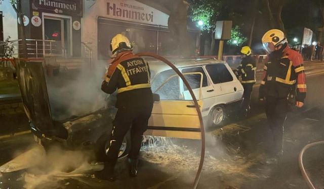 Seyir halindeki otomobil alev alev yandı: Kullanılamaz hale geldi!