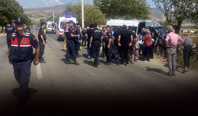 Tarım işçilerini taşıyan minibüs, ağaca çarptı: 14 kişi hastanelik!