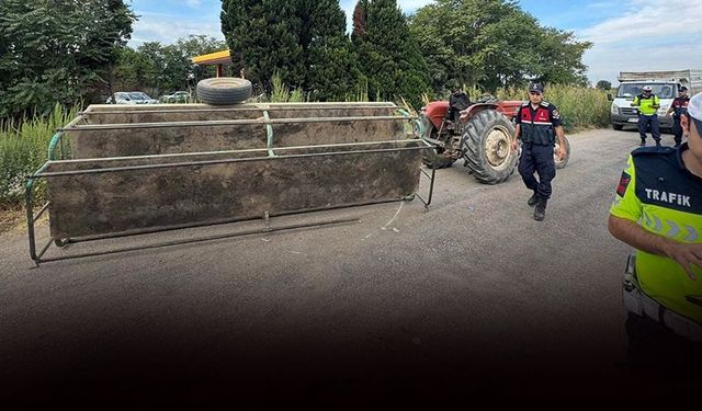 Traktörün römorku devrildi: 1'i çocuk, 4 yaralı!