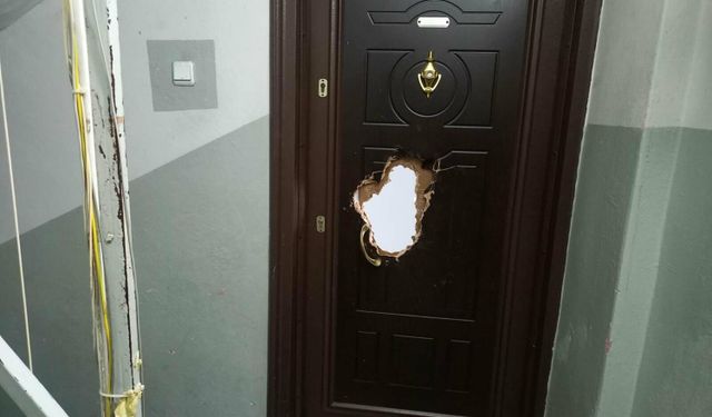 Manisa'da komşu dehşeti: Matkapla kapısını deldi!