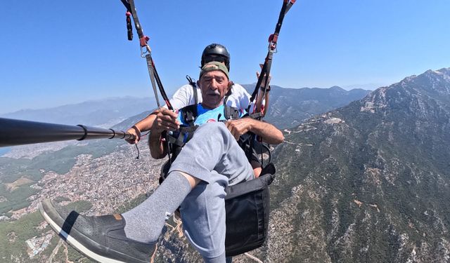 Muğla'da 94 yaşında yamaç paraşütü yaptı