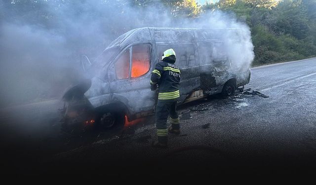 Seyir halindeki okul servisi alev aldı... Facianın eşiğinden dönüldü!