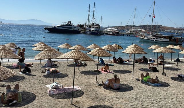 Turistler Bodrum'da ekim ayında da denizin keyfini çıkarıyor