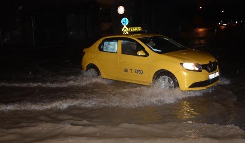 İzmir'i sağanak vurdu!