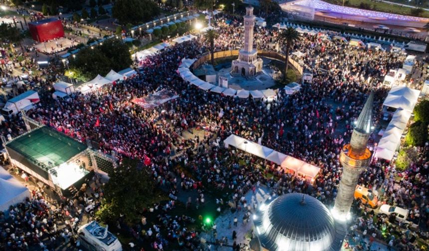 15 Temmuz'un yıl dönümü: İzmir 'tek yürek'