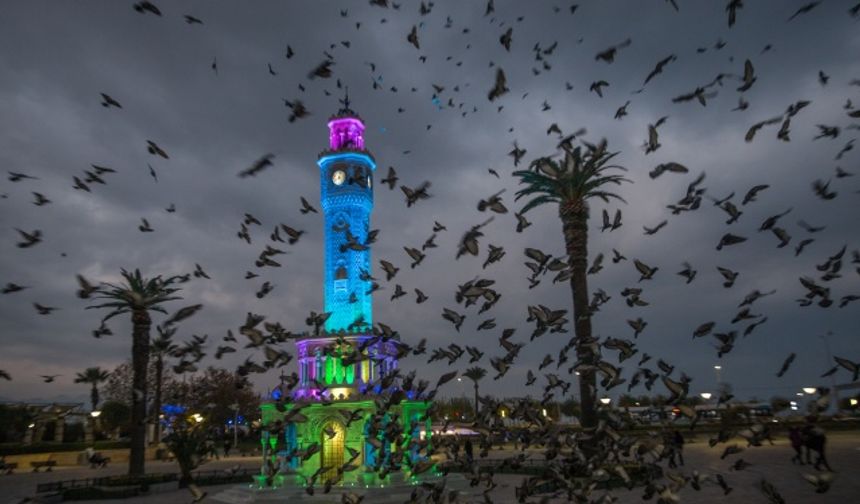 İzmir'de güvercinlerden görsel şölen