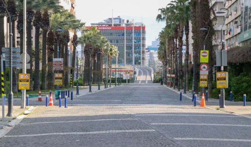 Sokağa çıkma yasağının ardından İzmir sokak ve caddeleri boş kaldı!