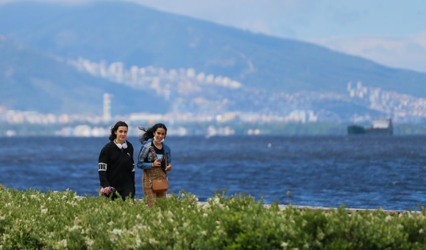 İzmir'de sokağa çıkan gençler sahilde buluştu