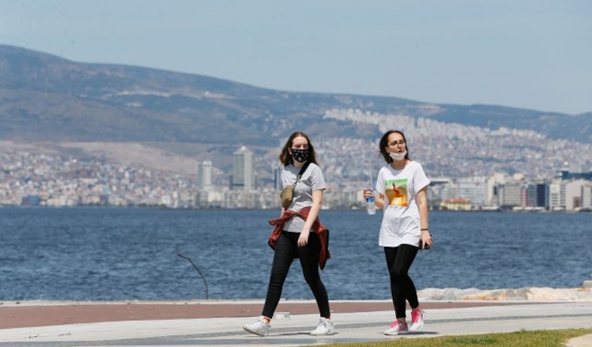 İzmir'de çocuklar güzel havanın tadını çıkardı