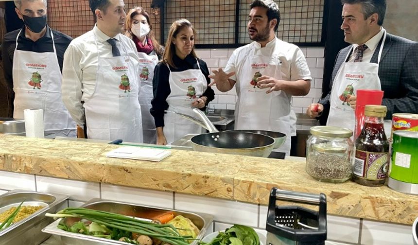 İzmir'de israfın önlenmesine dikkat çekmek için "mutfak atölyesi" etkinliği düzenlendi