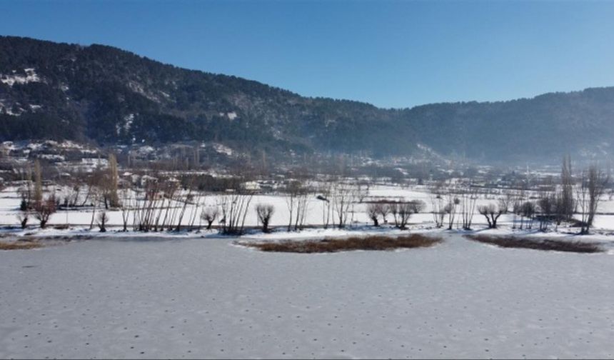 Hava sıcaklığı sıfırın altında! Bozdağ'daki Gölcük Gölü buz tuttu