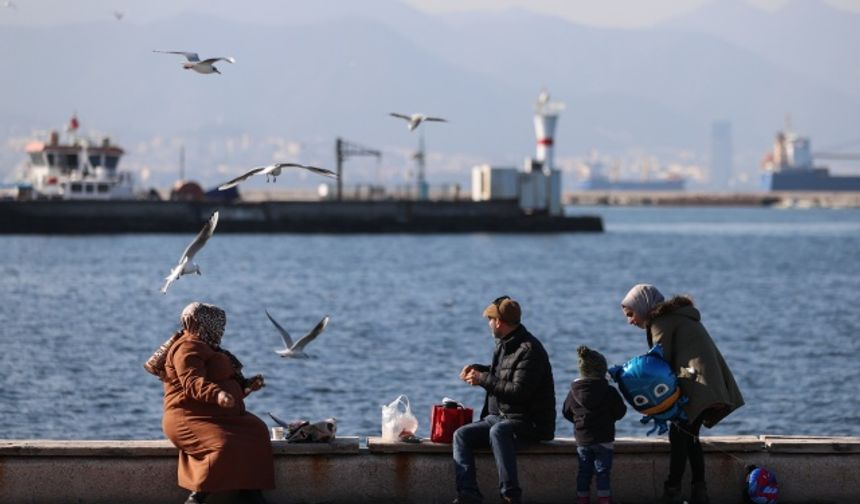 İzmirliler güneşli havayı fırsat bildi.... Keyfini çıkardı