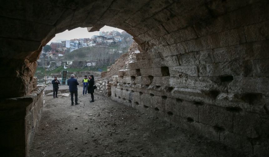 Smyrna Tiyatrosu’nda heyecanlandıran keşif! Tam 26 metre uzunluğunda...