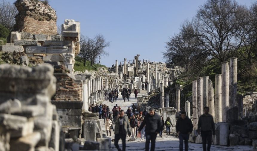 Efes Antik Kenti her mevsim turist ağırlamaya devam ediyor