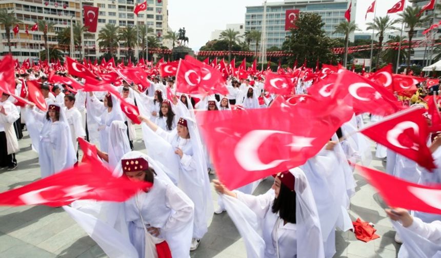 İzmir'de 23 Nisan coşkusu! Bayrağını kapan Meydana koştu