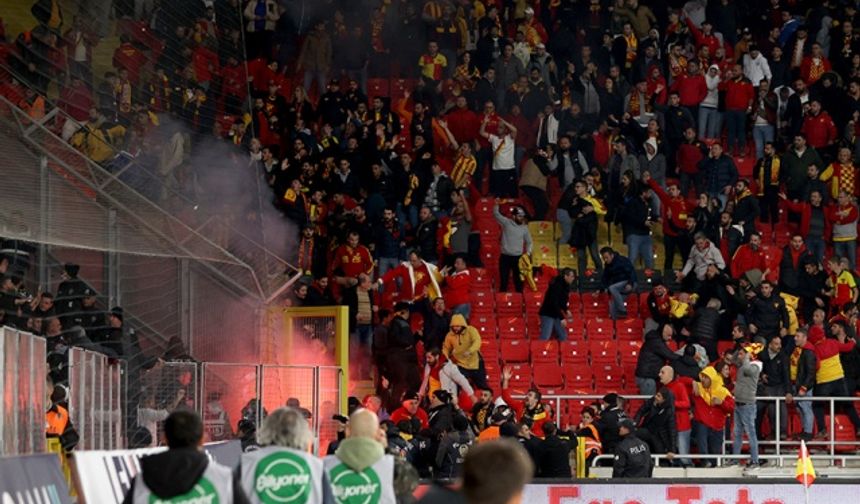 Futbolular ve hakemler soyunma odasına girdi. Maç, hakem tarafından 22. dakikadan itibaren tatil edildi.