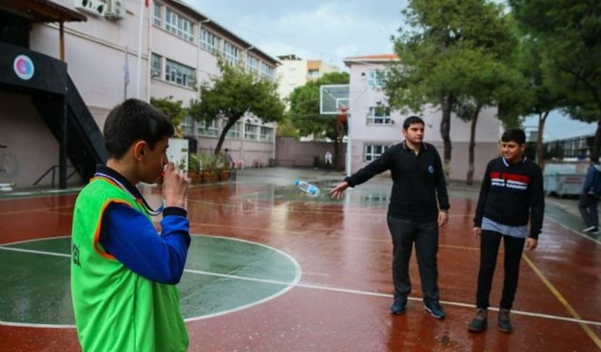 Yere çöp atanları düdük çalarak uyarıyorlar!