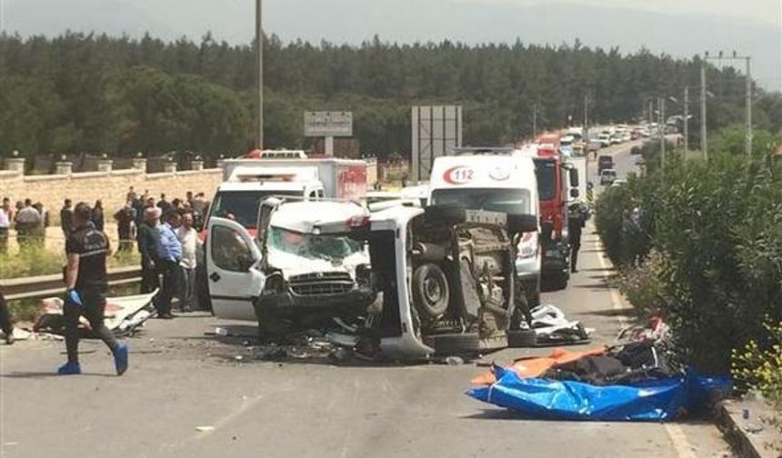 İzmir'de korkunç kaza: 1'i bebek 3'ü çocuk 7 ölü...