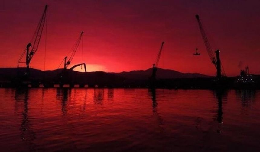 İzmir'de kızıl gökyüzünü gören telefonuna sarıldı! Sosyal medyadan paylaşanlar şaşkın