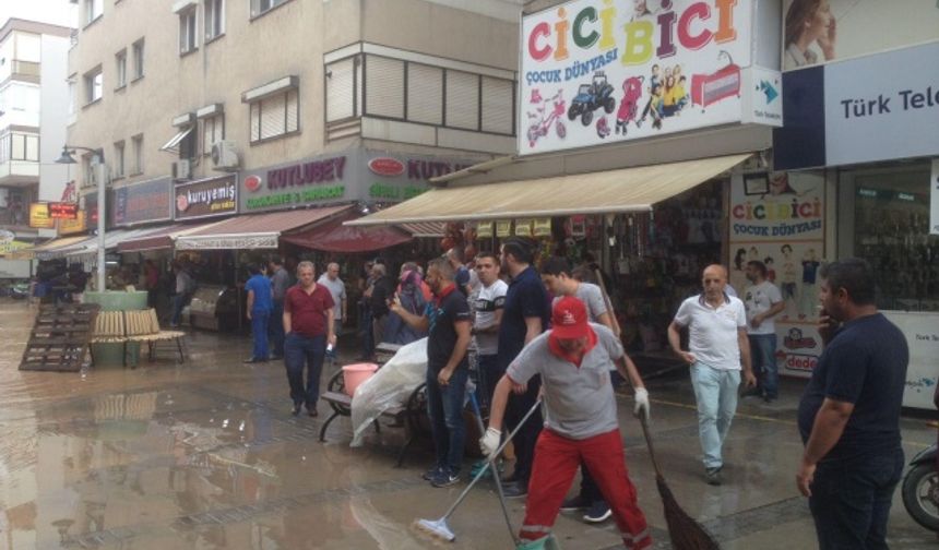 İzmir sağanağa teslim: İş yerlerini su bastı!