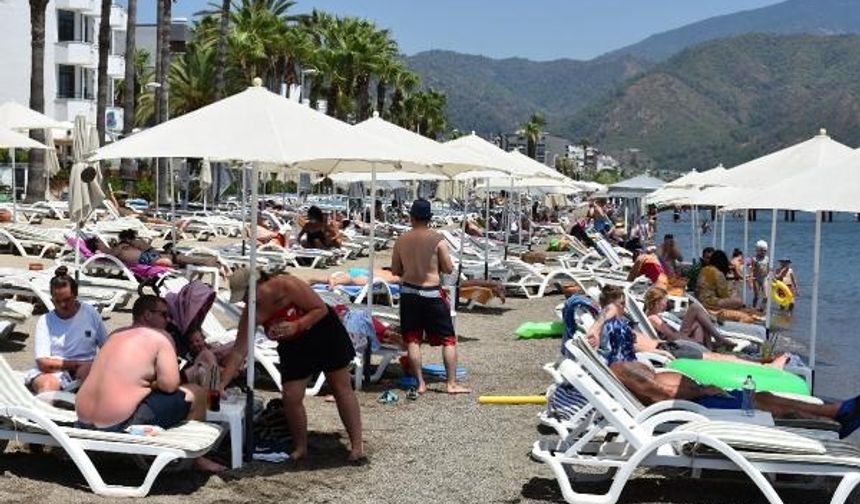 Marmaris'te plajlar ve otellerin havuz başları doldu