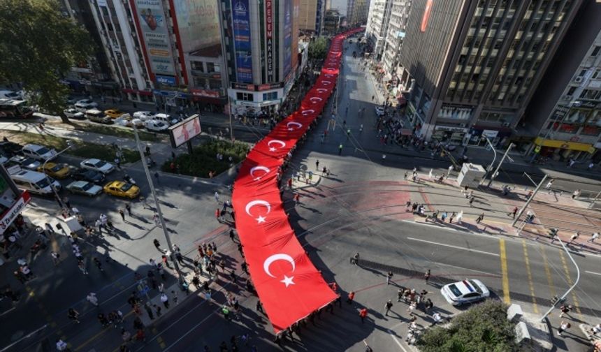 İzmir’de 350 metrelik dev Türk bayrağıyla zafer yürüyüşü