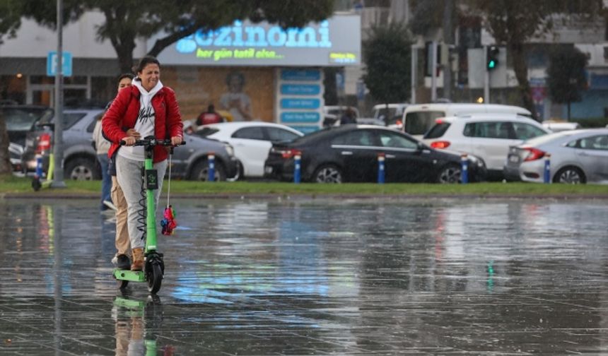 İzmir'de yağmur hasreti 79 gün sonra son buldu