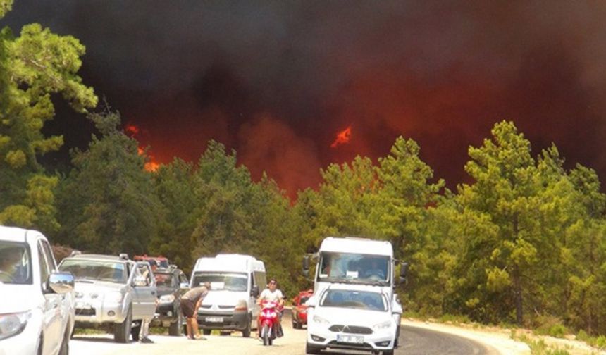 Manavgat’ta 4 ayrı bölgede çıkan ve yerleşim yerlerine sıçrayan orman yangınlarından kareler