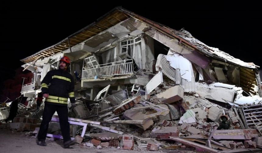 Elazığ'da deprem bölgesinden acı kareler!