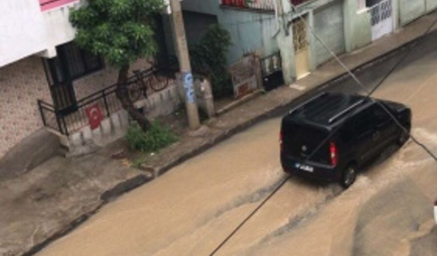 İzmir'de sağanak caddeleri göle çevirdi