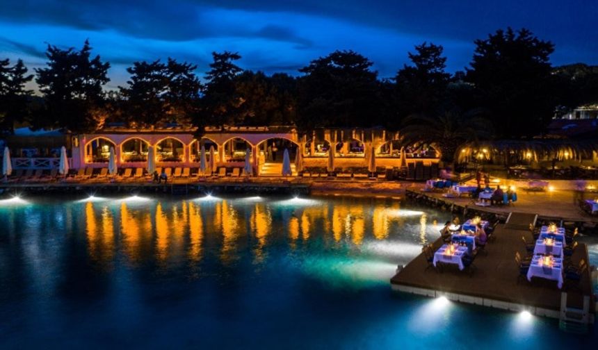 Aya Yorgi Koyu'nda beach clublar ortak standartlarını belirledi