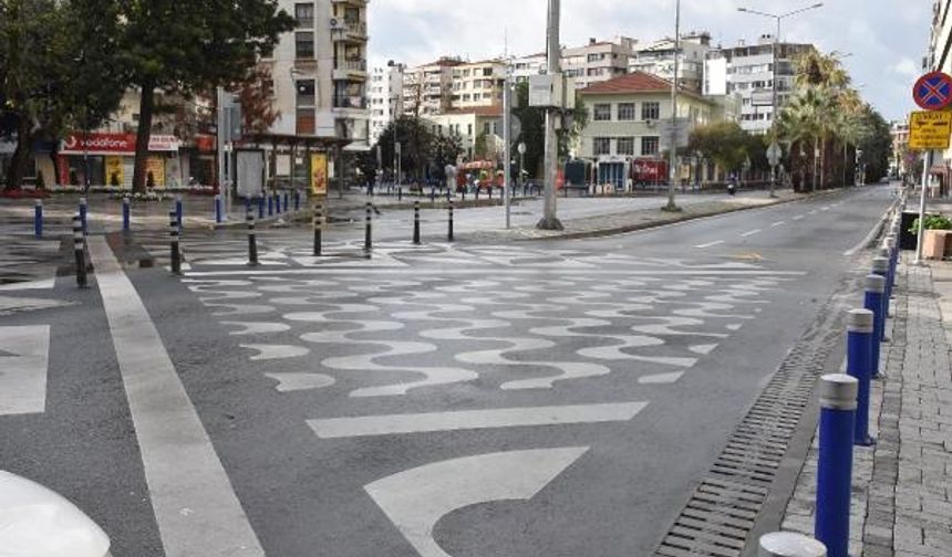 İzmir'de yeni yılın ilk gününde cadde ve sokaklar boş kaldı