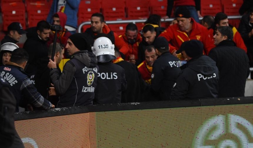 Ozan’a direkle darbeler indiren taraftar yaka paça gözaltına alındı. Aldığı darbeler sonrasında yaralanan Ozan yerde kalırken ambulansla hastaneye kaldırıldı. Güvenlik güçleri sahaya girerek olaylara müdahale etti.