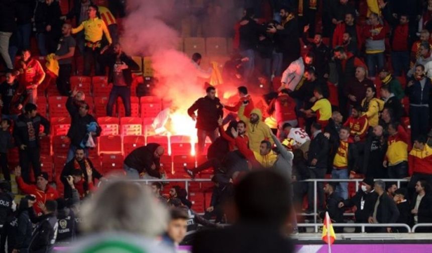 Altay tribünlerinden Göztepeli taraftarlara fişek atılmasının ardından Göztepe tribününde bazı taraftarlar feci şekilde yaralandı.
