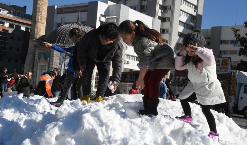 Konak Meydanı'nda kar sevinci